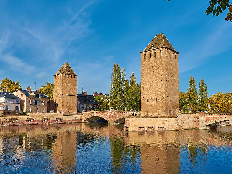 Bron Les Ponts Couverts historia sträcker sig ända tillbaka till 1200-talet