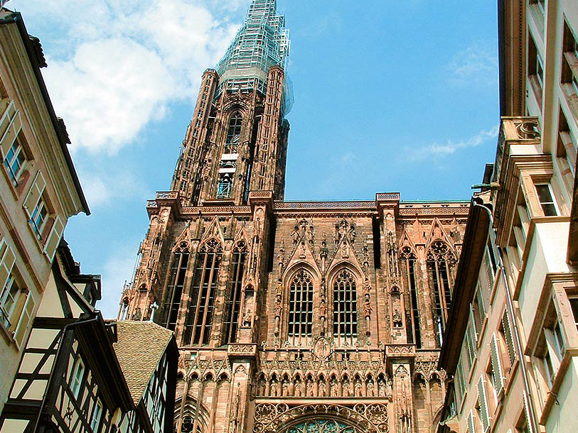 Katedralen Nôtre-Dame tronar majestätiskt över Strasbourg
