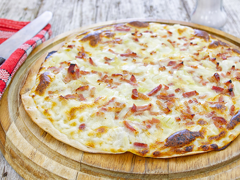 Prova till exempel den särskilt alsatiska specialiteten: Tarte flambée