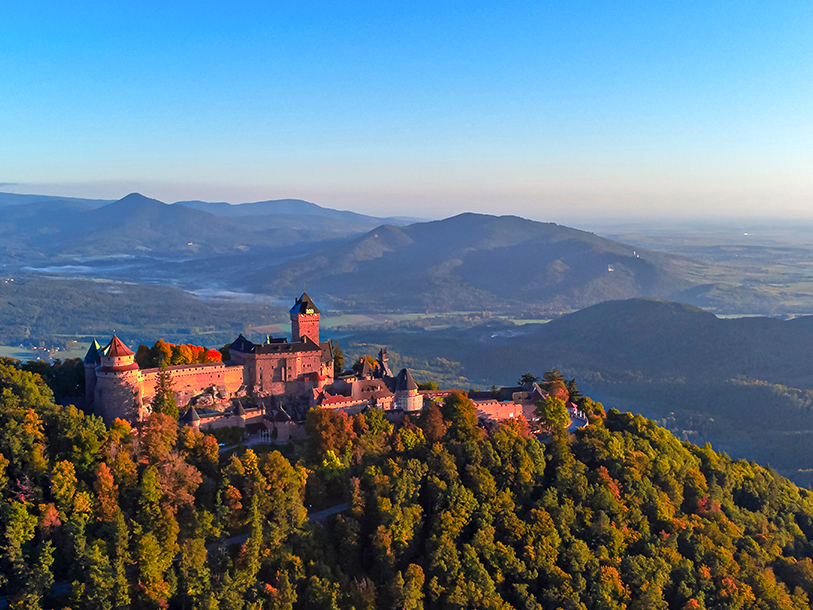 Fästningen Haut-Koenigsbourg på kanten av Vogeserbergen i Alsace