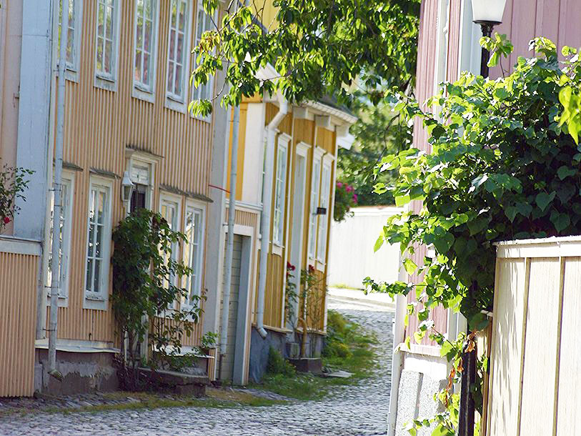 Njut av Kalmars äldsta stadskärna med ursprungliga, gamla trähus och historiska gator