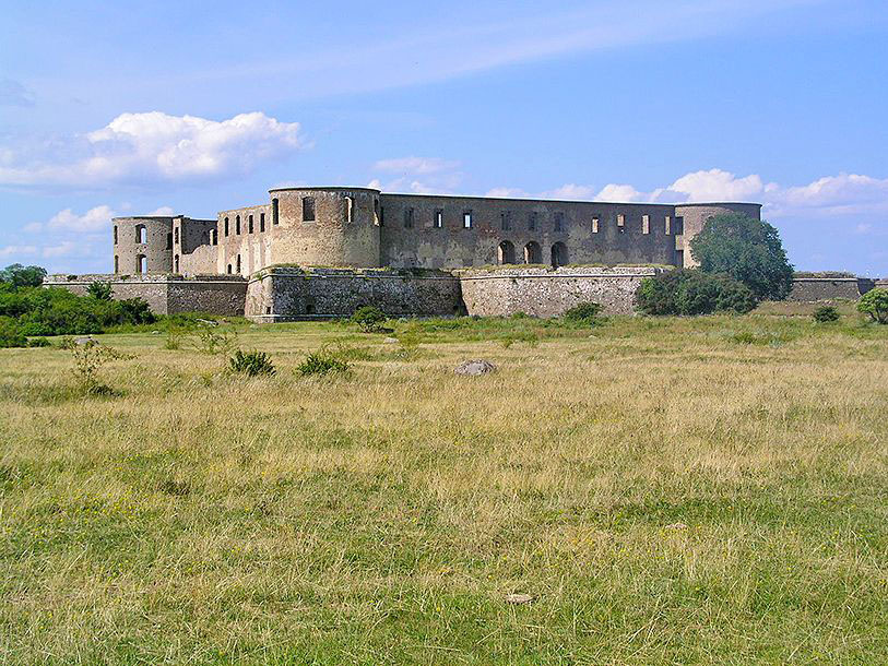 Besök Borgholms slott - den enorma slottsruinen med torn och ringmur som dominerar landskapet