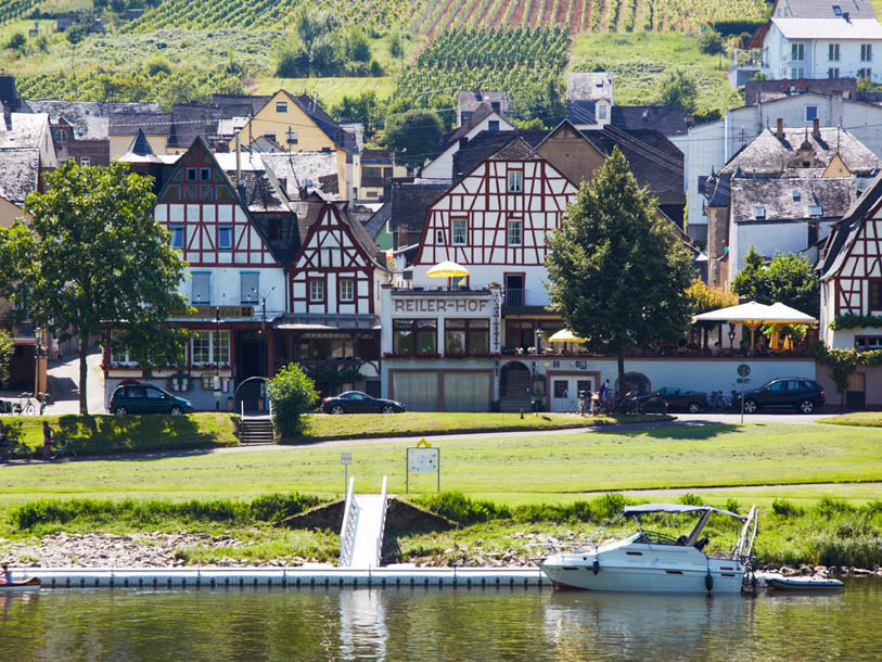 Hotel Reiler Hof ligger på Mosel-promenaden i den 1000 år gamle vinby, Reil