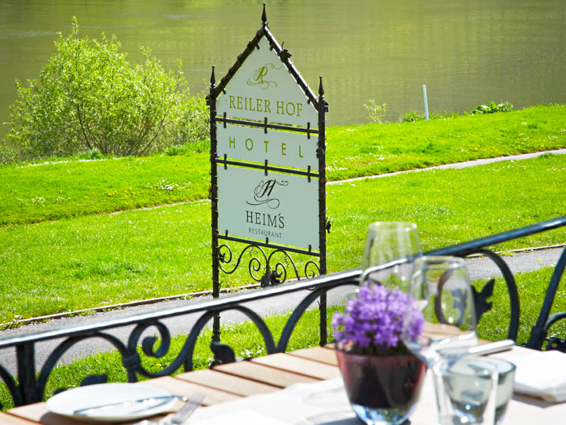 I kan nyde det gode vejr og udsigten over floden fra hotellets solterrasse