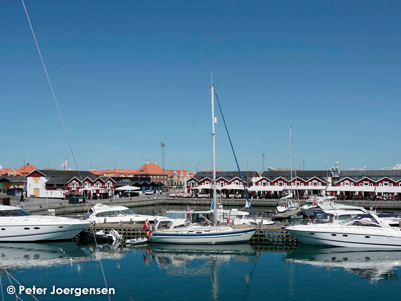Hamnen är mittpunkten för Skagens turism och här kan du se stora segelbåtar och yachter under sommaren