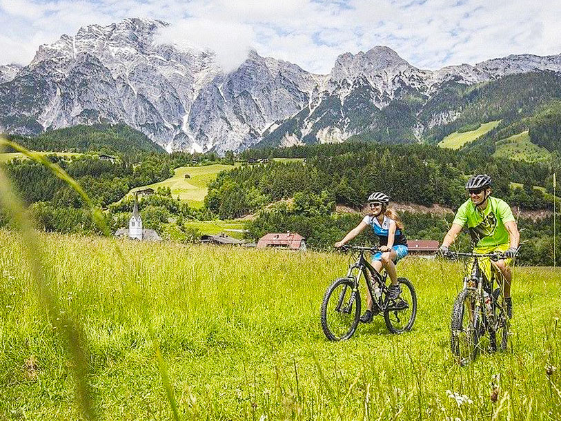 Postkortidyl i den lille alpeby Leogang - jeres base for sommeren