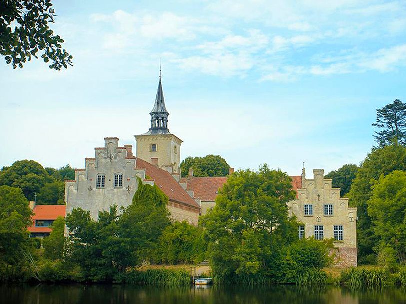 Mors har också Højriis slott, som har speciella evenemang varje sommar