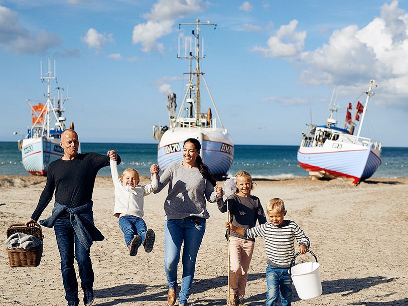 En kort biltur bort ligger det brusande Västerhavet