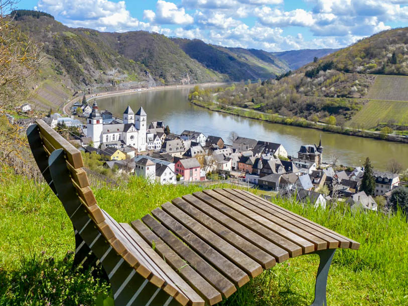 Det er nemt at tage stien op til udsigten fra dette panoramapunkt over Treis-Karden