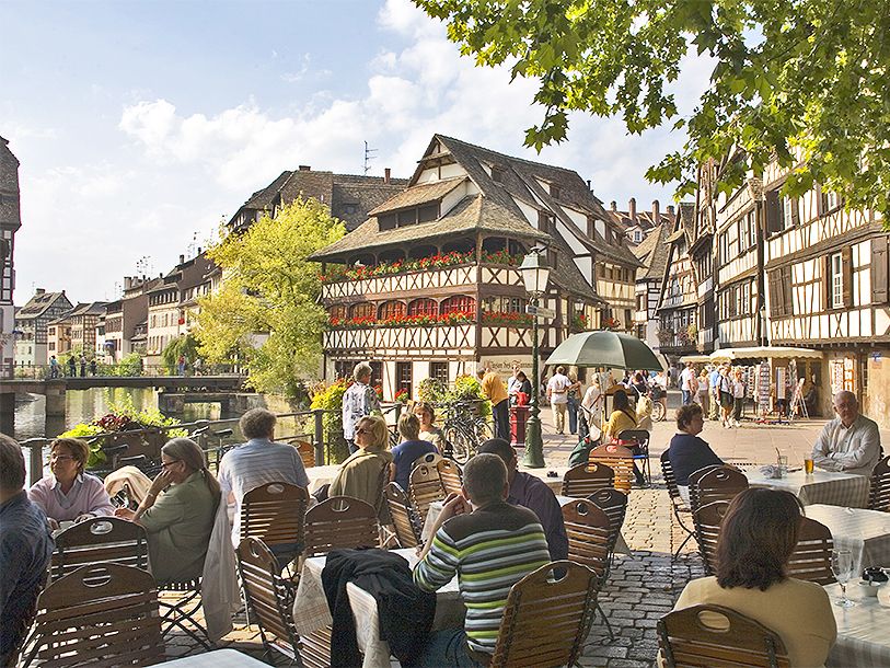 I Strasbourg sitter man på ett café vid kanalen och insuper atmosfären