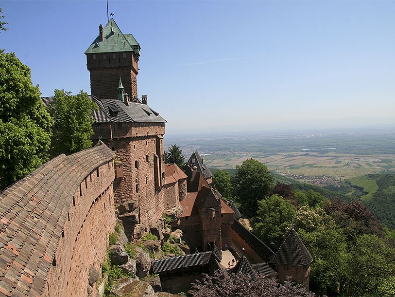 En dagsutflykt bort ligger den pampiga medeltidsborgen Haut-Koenigsbourg