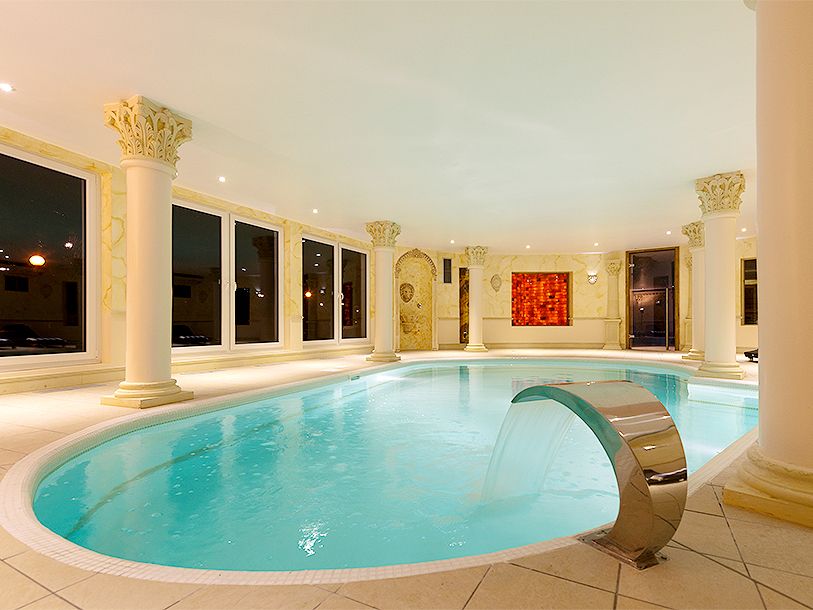 Ta ett dopp i Hotel du Parc Spa:s fina swimmingpool