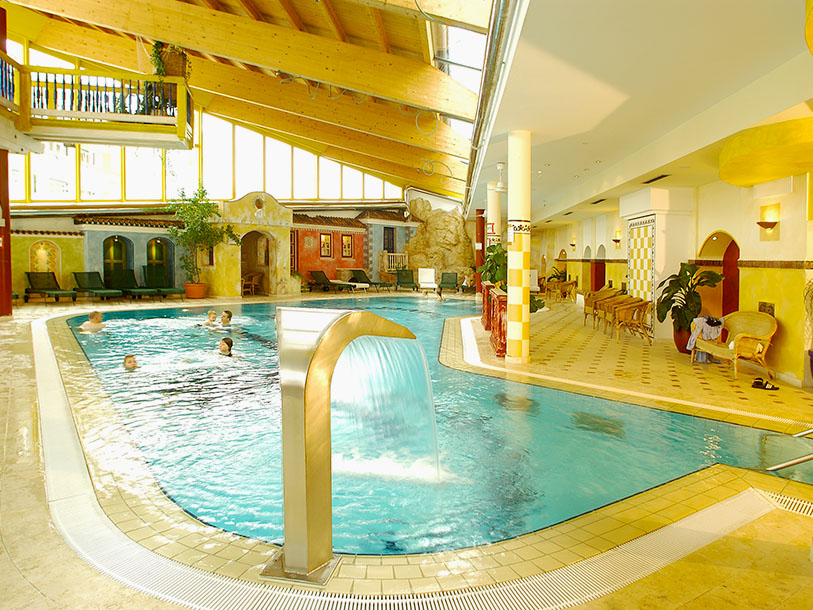 Hela familjen kan njuta av hotellets stora inomhuspool med jetstream och vattenfall