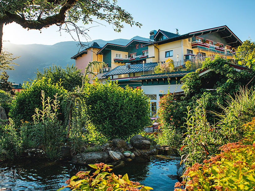 Hotel Kohlerhof ligger skönt inbäddad av grönområden med mysiga små trädgårdsrum och lekplatser