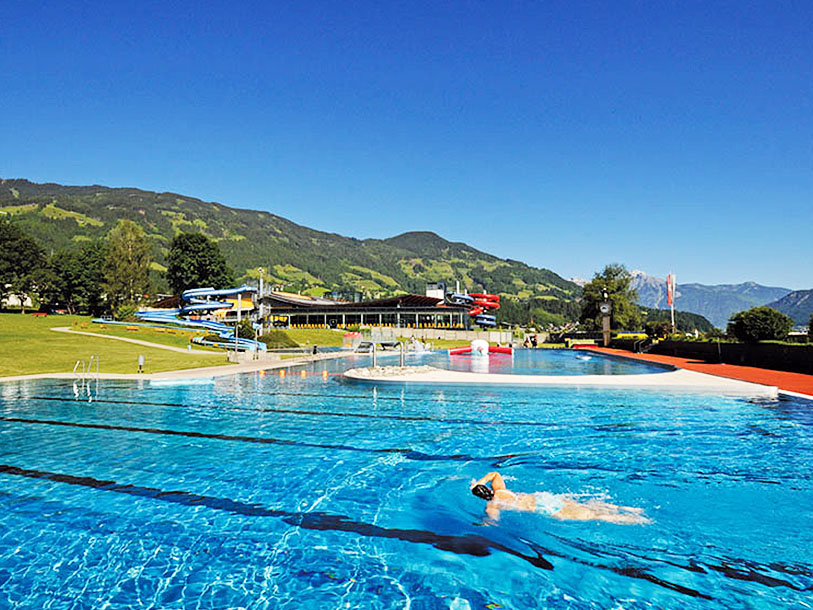 Du kan också tillbringa en dag på Erlebnistherme i Zillertal som har en av Österrikes längsta vattenrutschbanor