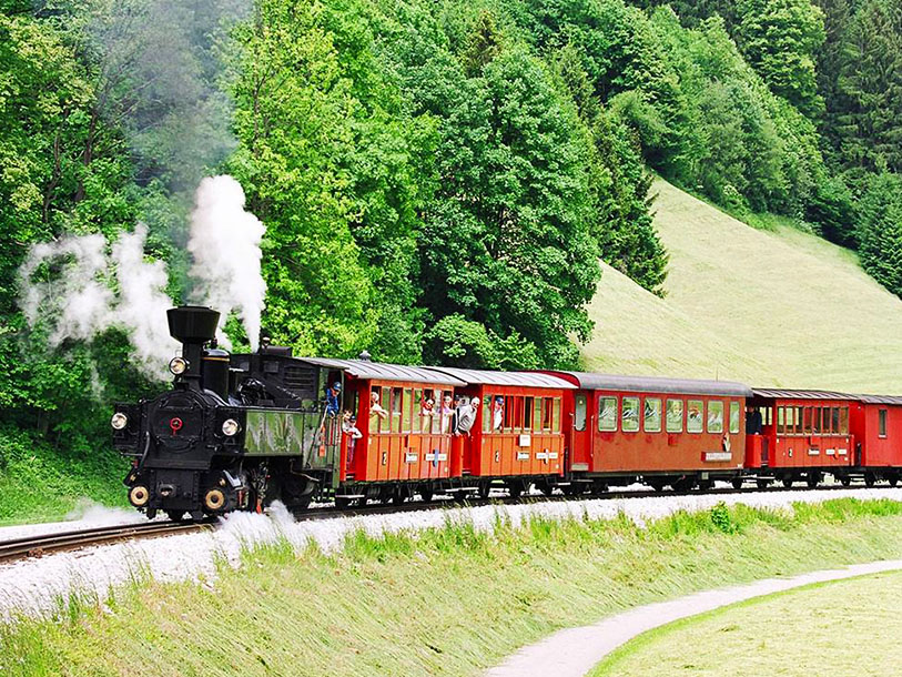 Åk med den historiska Zillertalbahn och koppla av medan du njuter av utsikterna