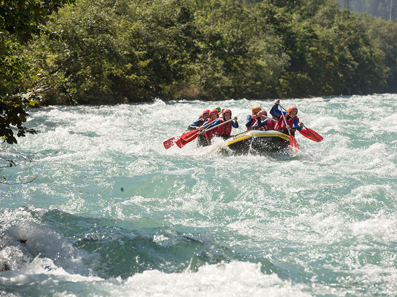 Våghalsar kan prova på riverrafting i de skummande forsarna