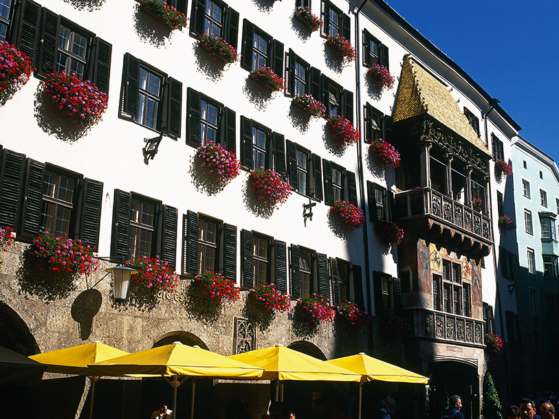 Passa också på att besöka Tyrolens huvudort Innsbruck - här det berömda Goldenes Dachl