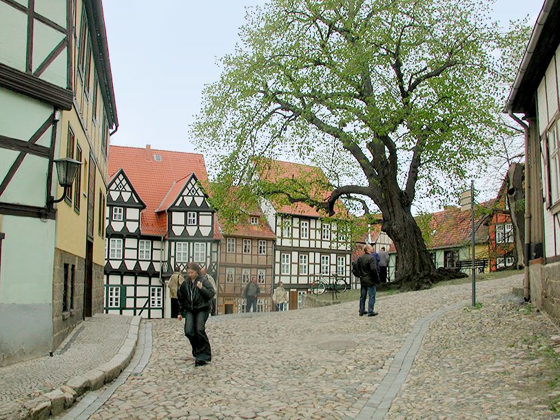 Spadser langs de brostensbelagte gader i Quedlinburg