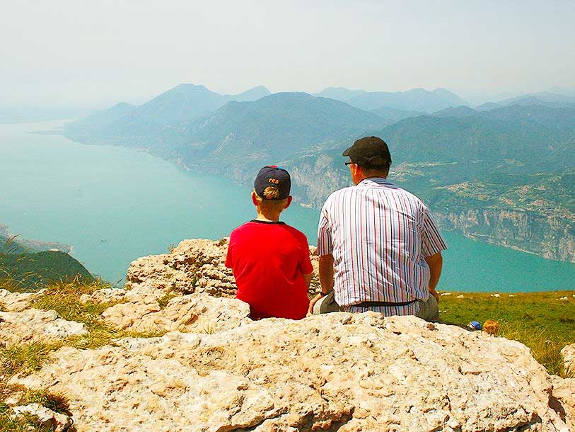 Njut av utsikten över Gardasjön från berget Monte Baldo (det skalliga berget)