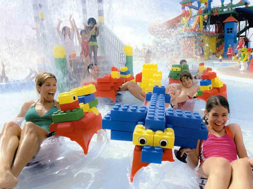 Se fram emot härliga vattenlekar och färgglada vattennöjen - allt med LEGO-tema