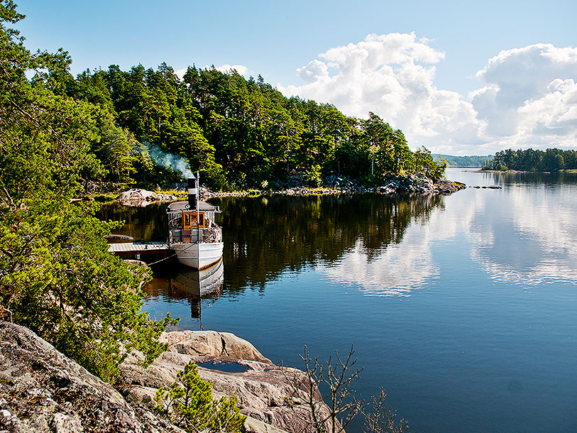 I Alingsås är det heller aldrig långt till ren naturidyll - här idyllen vid sjön Mjörn