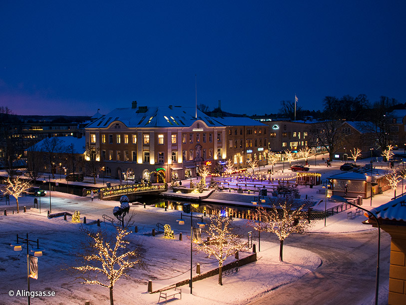 Och redan från den 23 november och ända fram till julafton tänder man juleljusen i staden