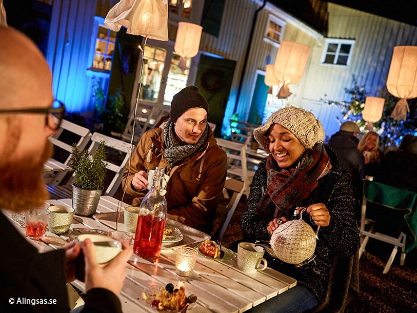 Upplev julstämningen i Alingsås och njut av nybakade lussekatter och pepparkakor på ett café
