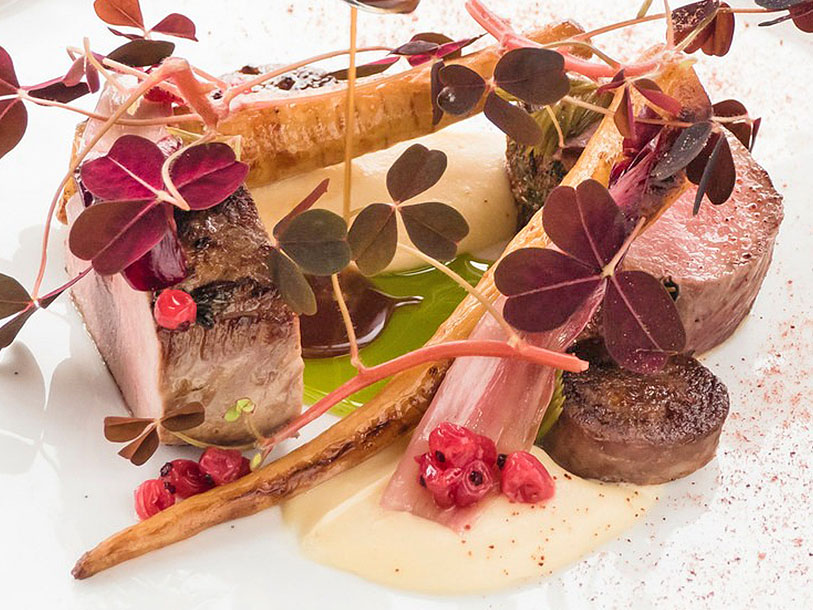 Hotellet erbjuder både en trivsam bistro och den eleganta restaurangen Matsalen