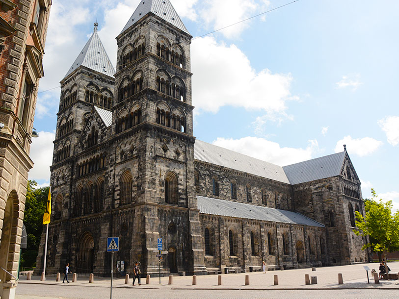 Lunds domkyrka invigdes 1145, en magnifik byggnad med två torn där tornen skämtsamt kallas för Lunna Pågar