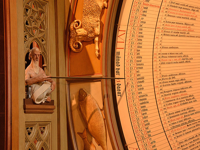 Domkyrkans astronomiska klocka, Horologium Mirabile Lundense från 1425, spelar två gånger om dagen