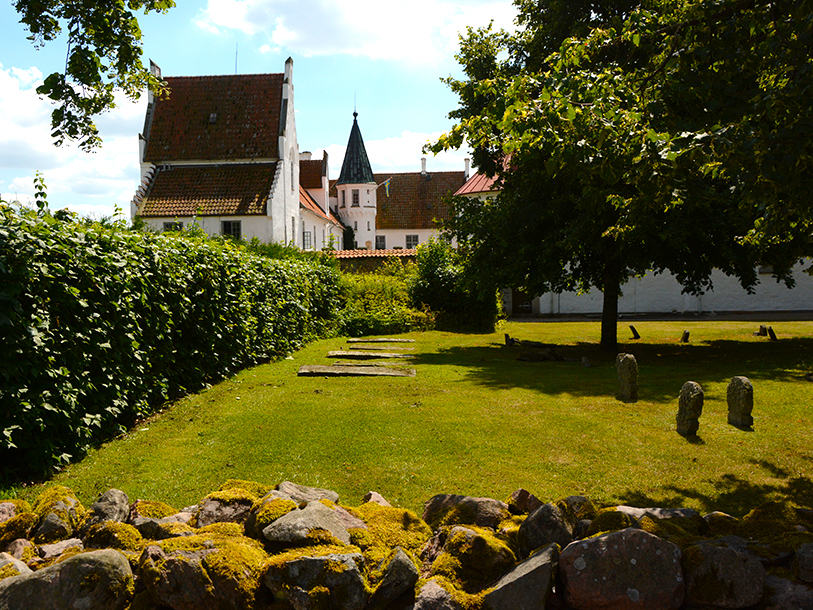 Det vackra Bosjökloster är bara en av Skånes alla historiska platser som är värd att besöka
