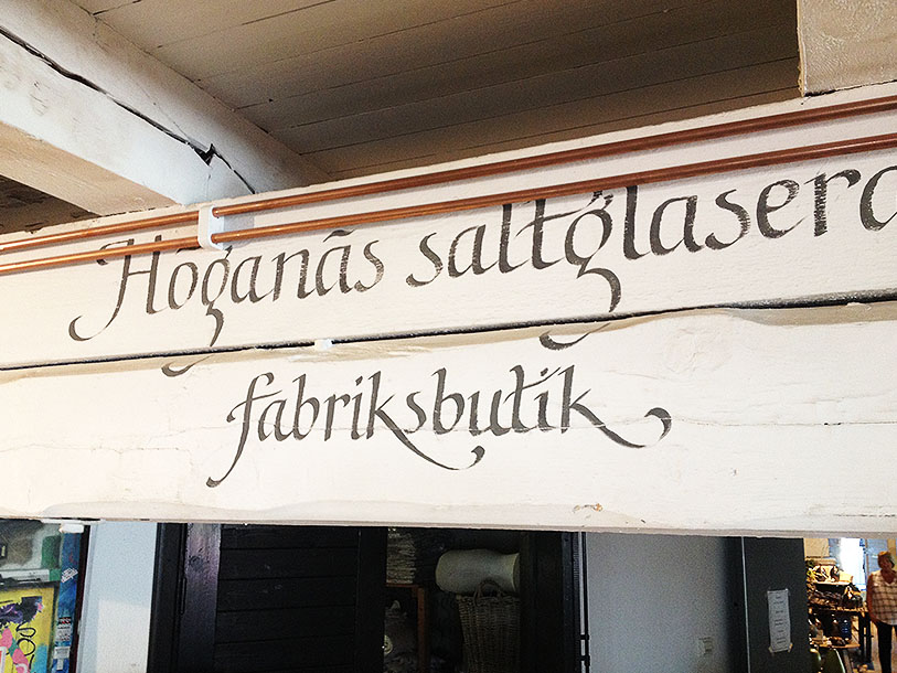 Om du kör västerut längs kusten mot Kullen kan du fynda i Höganäs fabriksbutik
