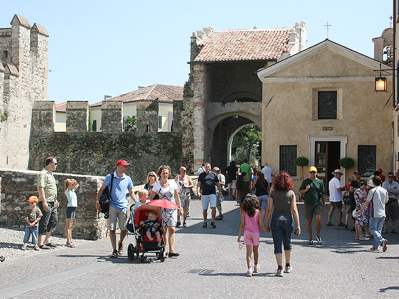I Sirmione kan du bl.a. uppleva medeltida gränder, en borg och ruinerna av en romersk villa