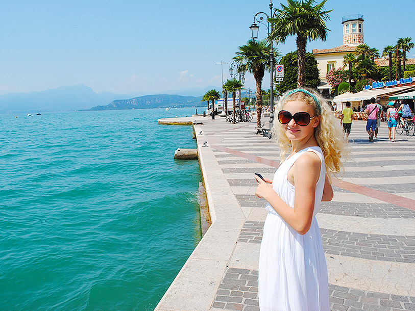 Skøn udsigt fra strandpromenaden i Lazise