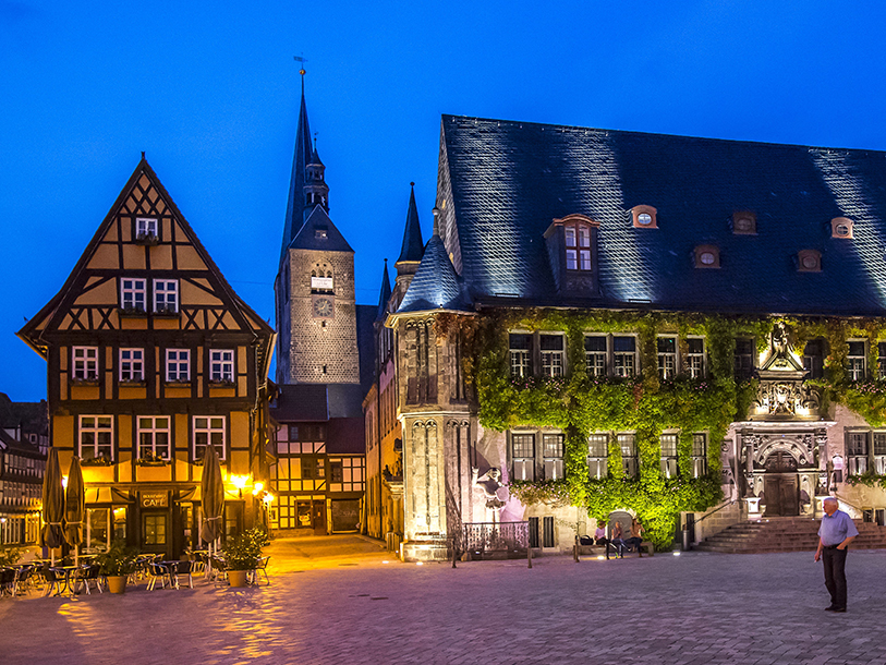 Upplev kvällsstämningen på Marktplatz i Quedlinburg med rådhuset och torget med de vackra korsvirkeshusen