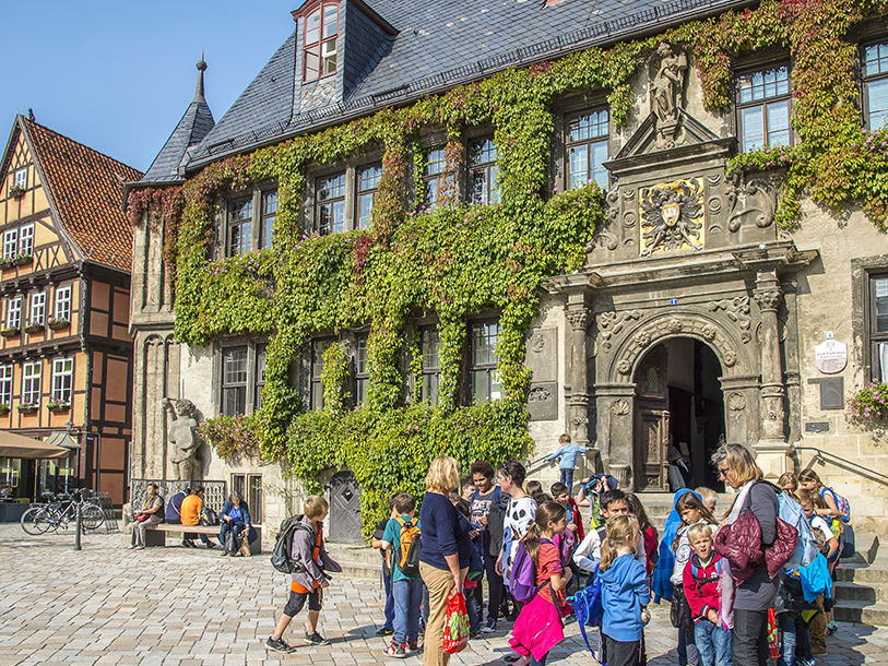 Quedlinburg rådhus från 1320 gömmer sig bakom rådhusvinets gröna löv under sommarmånederna