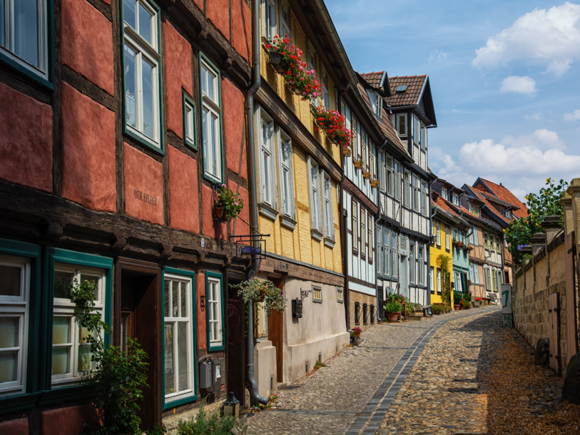 Strosa längs de kullerstensbelagda gränderna i den historiska Gamla stan i Quedlinburg och insup atmosfären