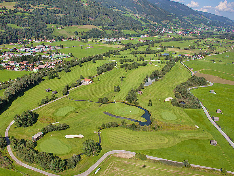 Golfbanan i Mittersill erbjuder banor där du spelar omgiven av alplandskapet i nationalparken Hohe Tauern
