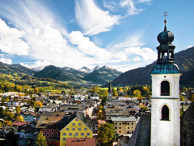 Besök den populära destinationen Kitzbühel som erbjuder både fashionabla butiker och pittoreska alphus