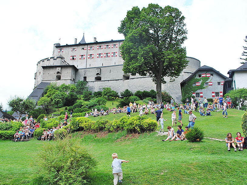 Burg Hohenwerfen erbjuder falkuppvisningar och en fenomenal panoramautsikt över Alperna