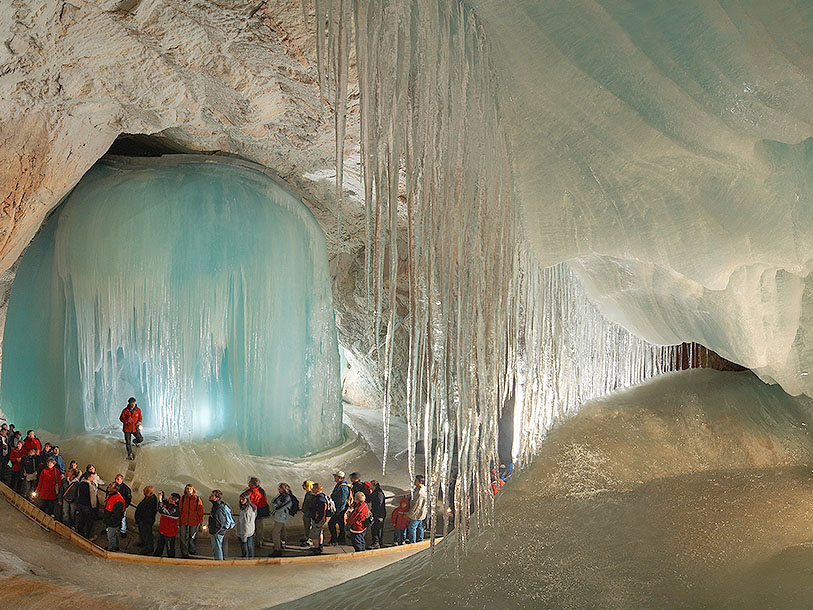 Strax nedanför Burg Hohenwerfen kan du gå på bussen som tar dig upp till världens största isgrotta; Eisriesenwelt