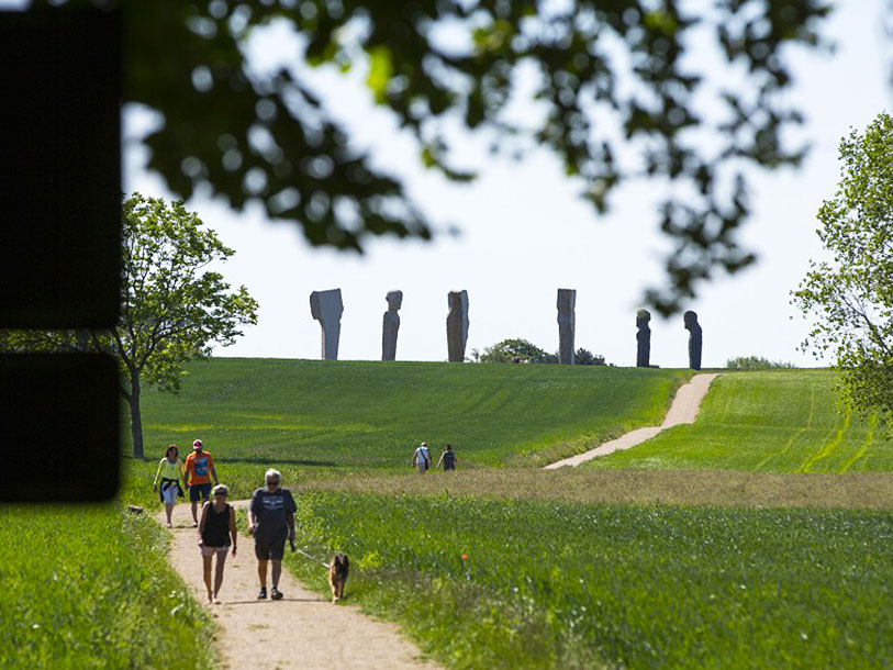 Lolland har også en særlig skulpturpark - Dodekalitten (tolvstenen)