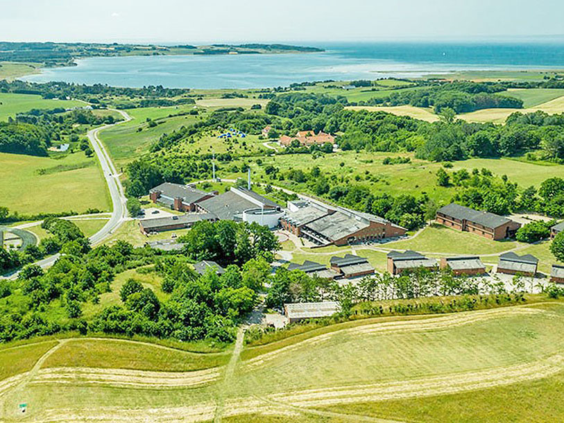 Hotel Fuglsøcentret ligger skönt inbäddad i naturprakten i den danska nationalparken Mols Bjerge