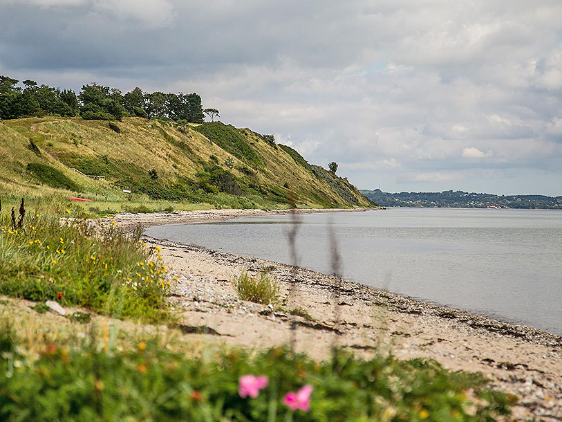Året runt är havet vid Mols Bjerge och Fuglsø strand en skön plats för avkoppling och välmående
