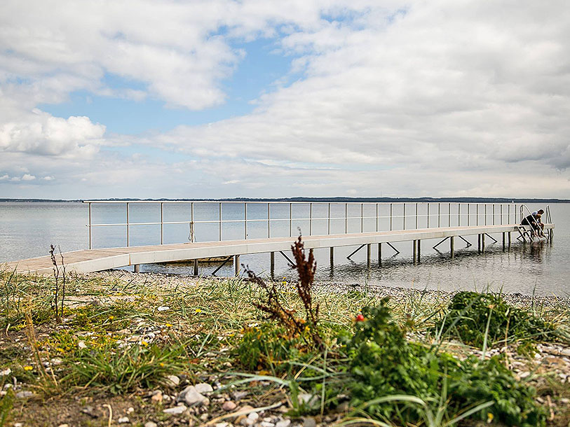 På Fuglsø strand är det skönt att bara sitta på bryggan och koppla av