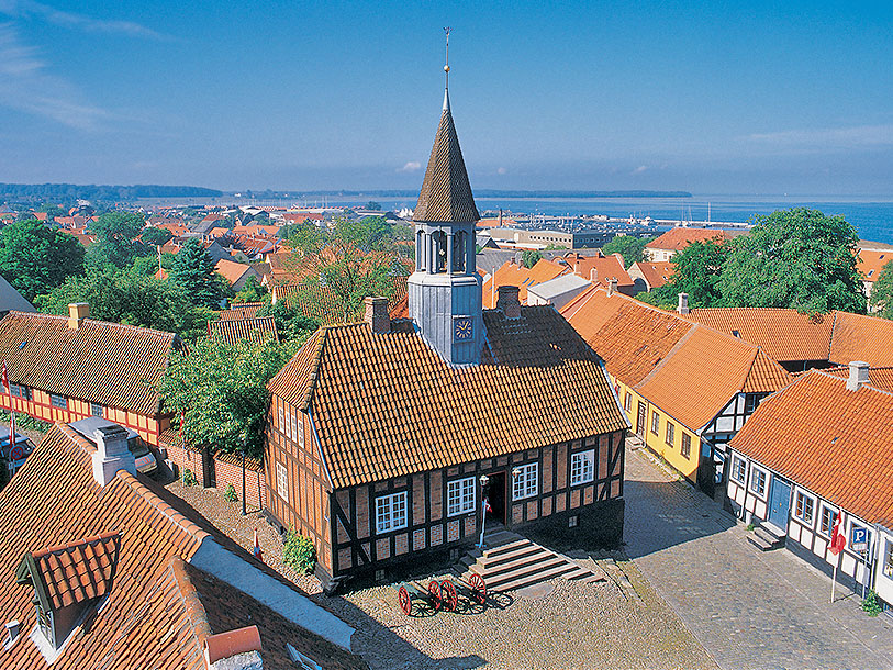 Besök Ebeltoft och se det gamla rådhuset från 1789 som idag är inrett som museum