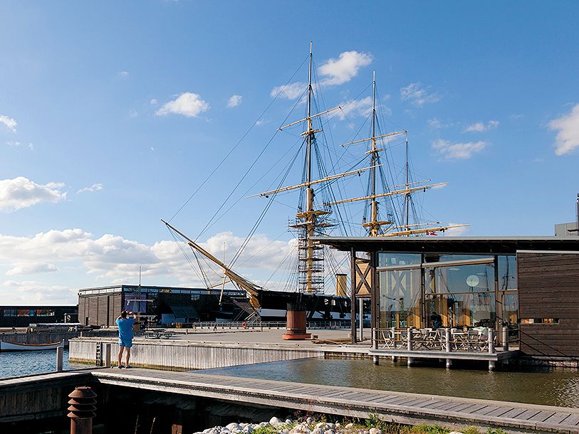 Kliv ombord på den praktfulla Fregatten Jylland som ligger förankrad vid hamnen i Ebeltoft, nära Glasmuseet