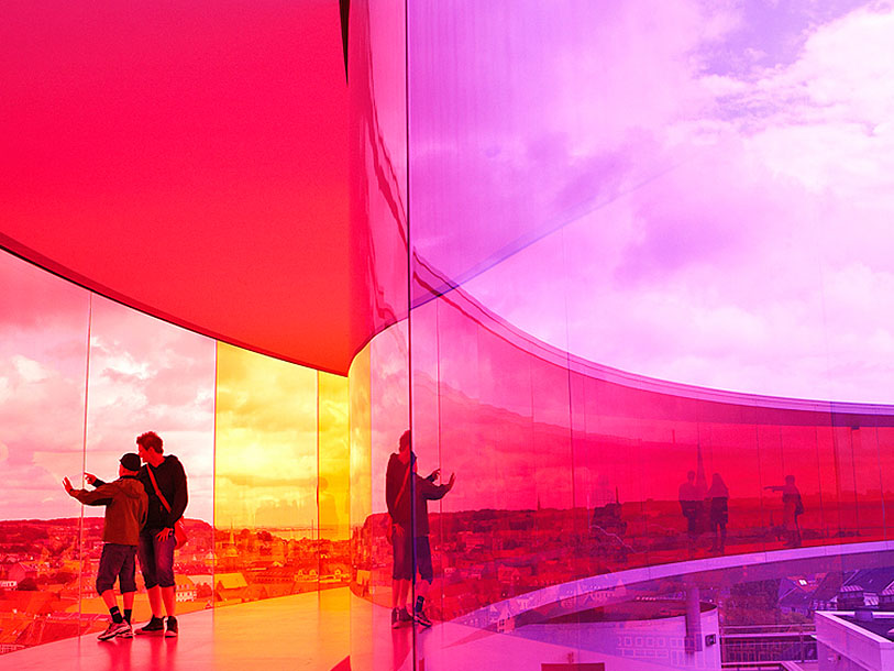 I Århus kan du också besöka konstmuseet ARoS med den nya läckra regnbågstunneln på toppen