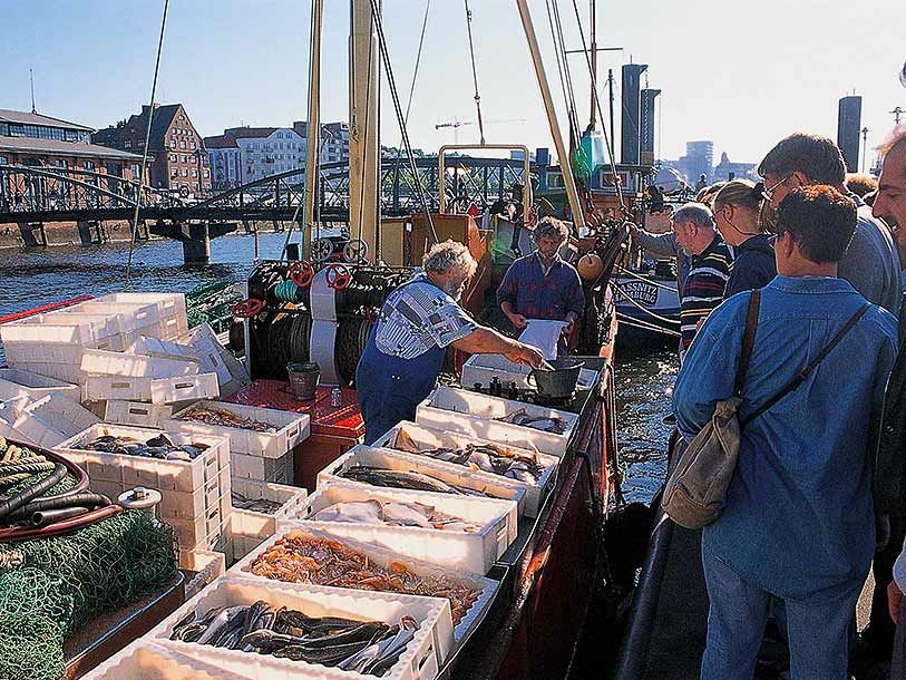 Fiskerne sælger ud af dagens fangst på havnen i Hamburg